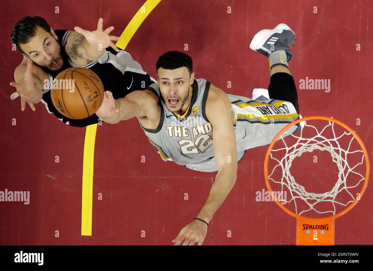 San Antonio Spurs' Joffrey Lauvergne, left, and Cleveland Cavaliers' Larry Nance Jr. battle for a rebound in the first half of an NBA basketball game, Sunday, Feb. 25, 2018, in Cleveland. (AP Photo/Tony Dejak) Banque D'Images