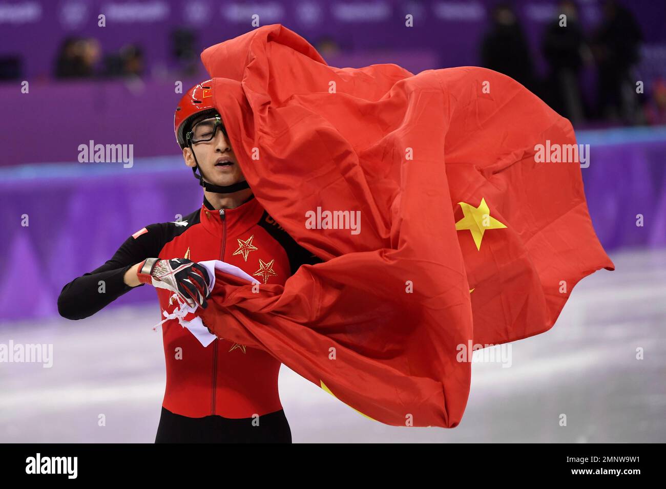 Wu Dajing, of China, celebrates after winning the men's 500 metres short-track speedskating final in the Gangneung Ice Arena at the 2018 Winter Olympics in Gangneung, South Korea, Thursday, Feb. 22, 2018. (Paul Chiasson/The Canadian Press via AP) Banque D'Images