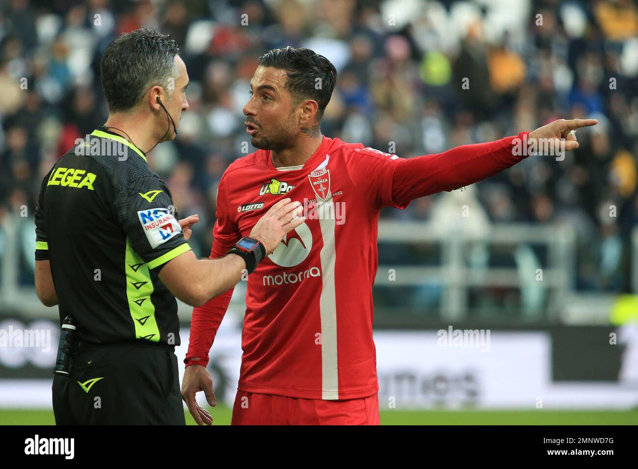 Stade Allianz, Turin, Italie, 29 janvier 2023, Armando Izzo (AC Monza) dispute avec l'arbitre du match Gianluca Aureliano pendant Juventus FC vs Banque D'Images