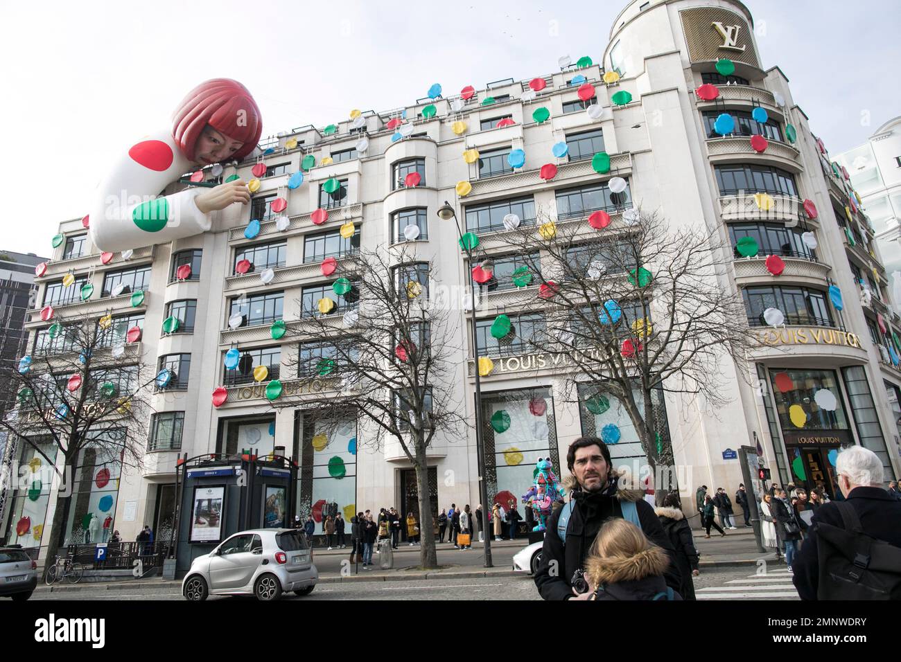 Un grand mannequin gonflable représentant les artistes contemporains  japonais Yayoi Kusama décorant le magasin phare de la marque de luxe  française Louis Vuitton sur l'avenue des champs-Elysées à 29 janvier 2023, à