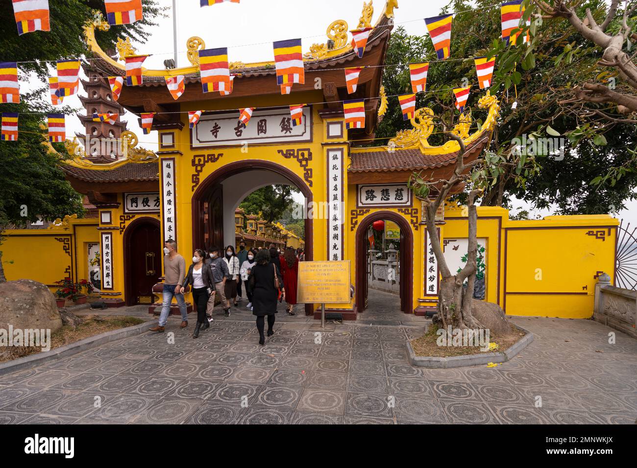 Hanoï, Vietnam, janvier 2023. Les fidèles de la Pagode Tran Quoc, le plus ancien temple bouddhiste de Hanoï, se trouvent sur une petite île près du sou Banque D'Images