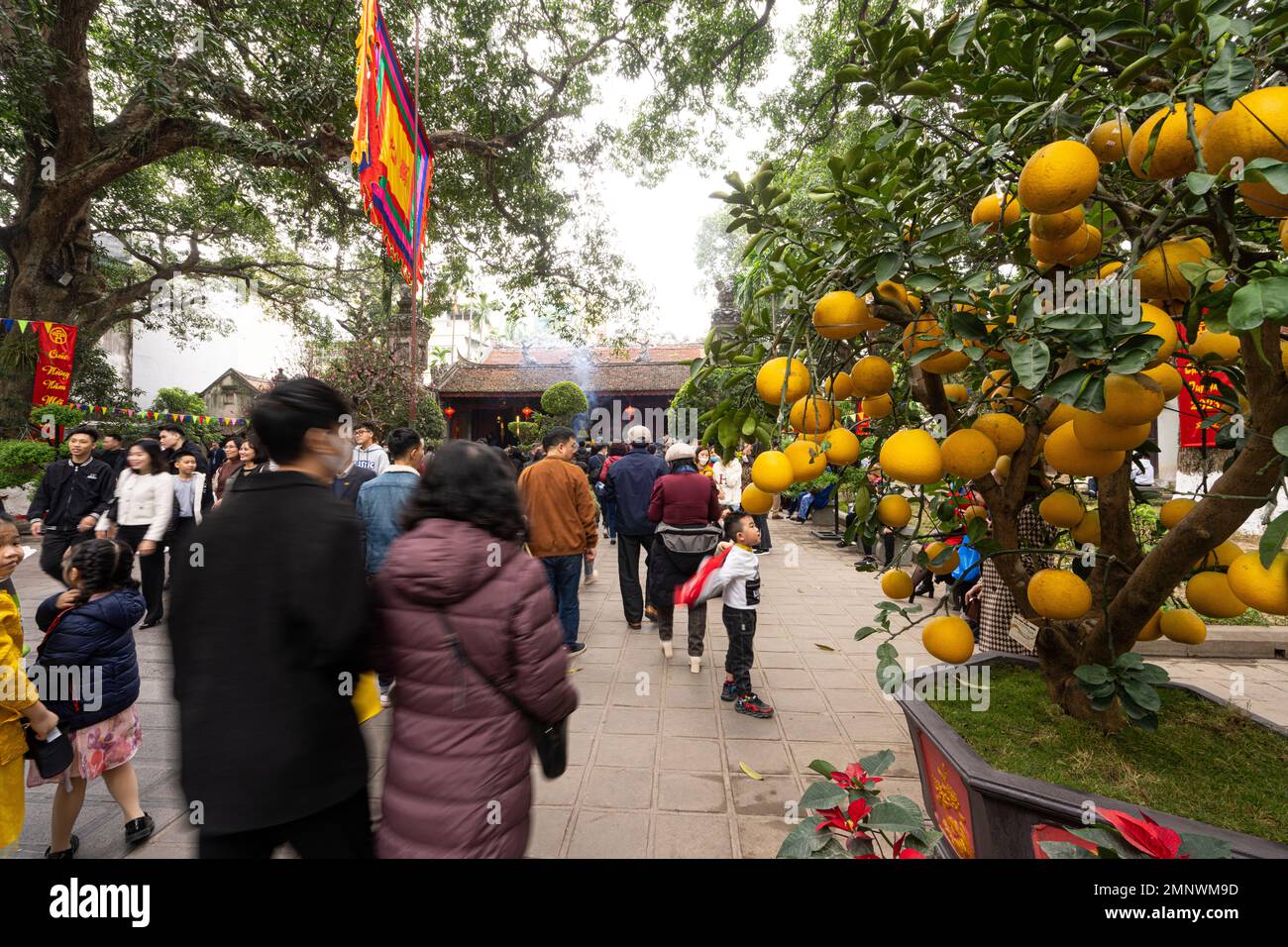 Hanoï, Vietnam, janvier 2023. Vue sur les adorateurs dans le temple taoïste Quan Thanh au centre-ville Banque D'Images