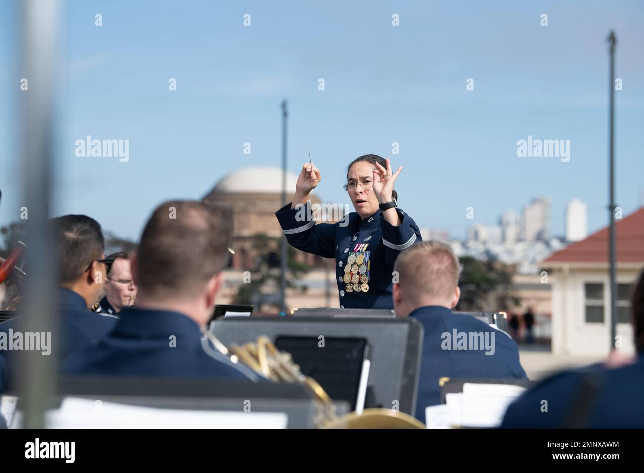 Le lieutenant-colonel Cristina Urrutia de la U.S. Air Force, USAF Band du commandant et chef d'orchestre de Golden West, effectue une représentation au Presidio tunnel Tops, San Francisco, Californie, le 6 octobre 2022. La performance faisait partie des activités du spectacle aérien de la semaine de la flotte des États-Unis et était la première fois que le BOTGW jouait aux Presidio tunnel Tops. Banque D'Images