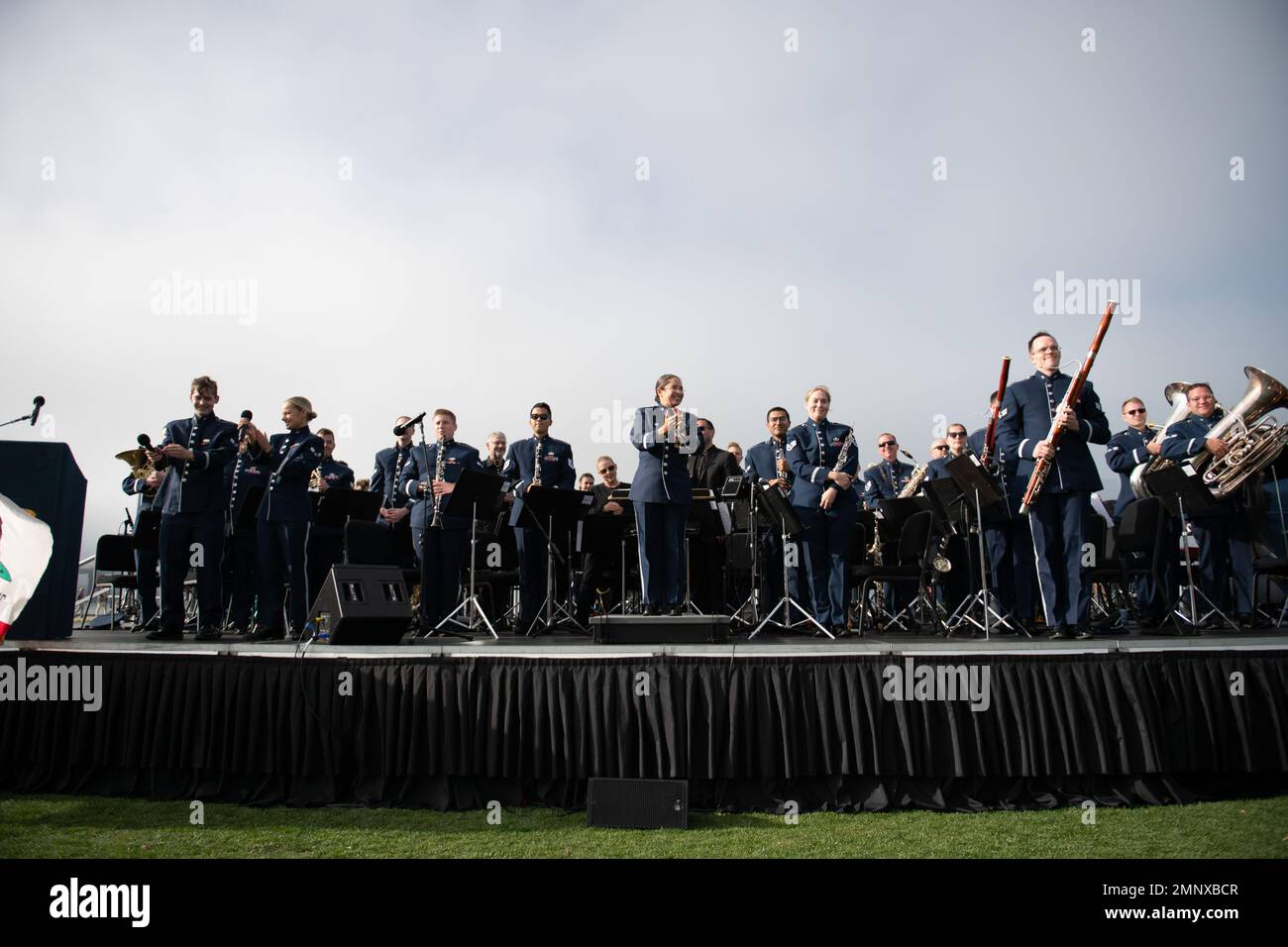 La US Air Force Band of the Golden West de la base aérienne de Travis, Californie, se tient après avoir terminé son concert au Presidio tunnel Tops, San Francisco, Californie, le 6 octobre 2022. La performance faisait partie des activités du spectacle aérien de la semaine de la flotte des États-Unis et était la première fois que le BOTGW jouait aux Presidio tunnel Tops. Banque D'Images