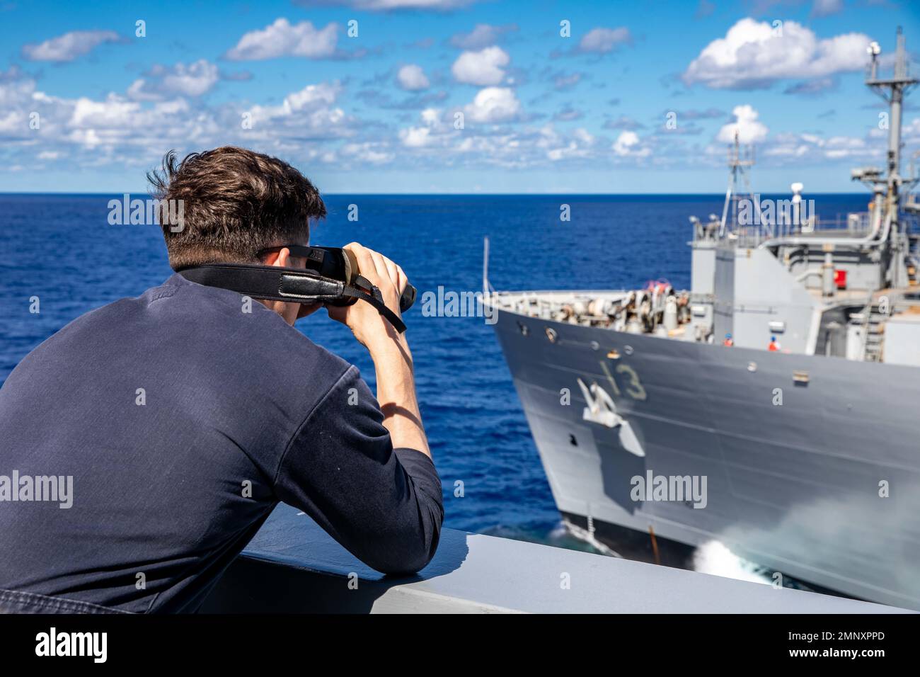 U.S. Navy Lt. j.g. Jacob Topper, affecté au quai de transport amphibie de classe San Antonio USS Arlington (LPD 24), utilise un télémètre laser pour mesurer la distance jusqu'au navire de transport de marchandises sèches de classe Lewis et Clark USNS Medgar Evers (T-AKE 13) lors d'un réapprovisionnement en mer dans l'océan Atlantique, le 7 octobre 2022. Le Kearsarge Amphiobie Ready Group et 22nd Marine Expeditionary Unit opèrent dans l'océan Atlantique à l'appui des opérations navales afin de maintenir la stabilité et la sécurité maritimes afin d'assurer l'accès, de décourager l'agression et de défendre les États-Unis, alliés et parties Banque D'Images