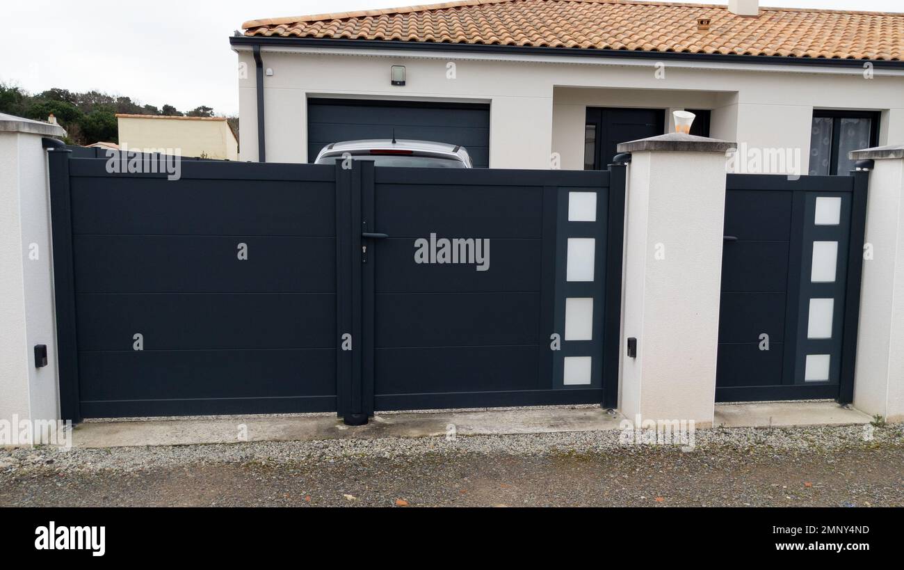 Porte en aluminium moderne accueil gris foncé portail en acier de la maison  de banlieue Photo Stock - Alamy