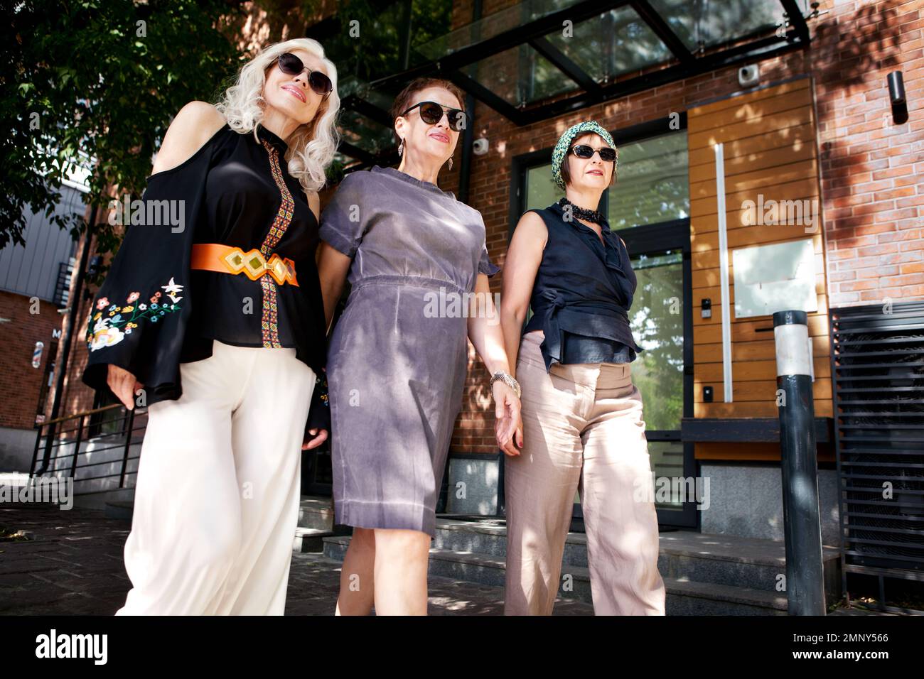 Des femmes âgées confiantes qui marchent dans la rue de la ville. Filles mode d'âge moyen en plein air Banque D'Images