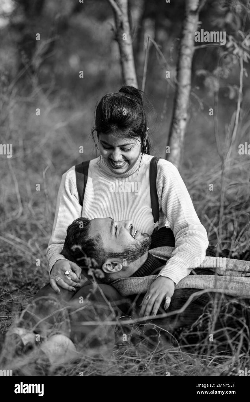 Photo avant mariage d'un couple indien sur le sentier de la nature à Delhi, en Inde. Photo de couple romantique. Mariée et marié dans la forêt naturelle de avec des arbres. Banque D'Images