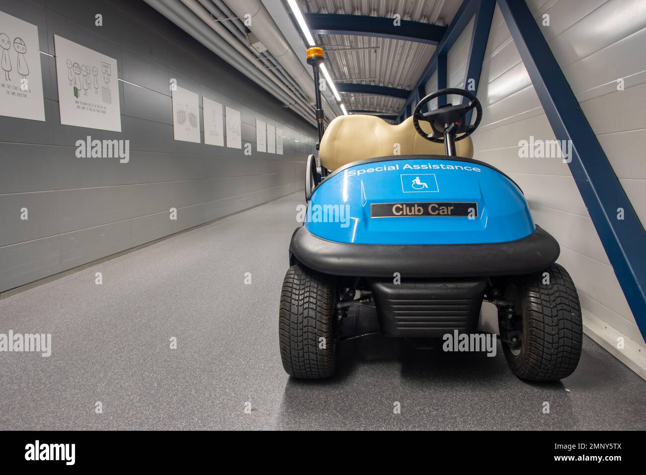 HELSINKI, FINLANDE, SEP 15 2022, la voiture électrique est garée dans le couloir de l'aéroport Banque D'Images