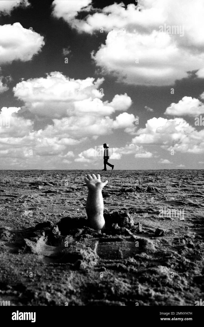 L'homme marche sur la plage en hiver Banque D'Images