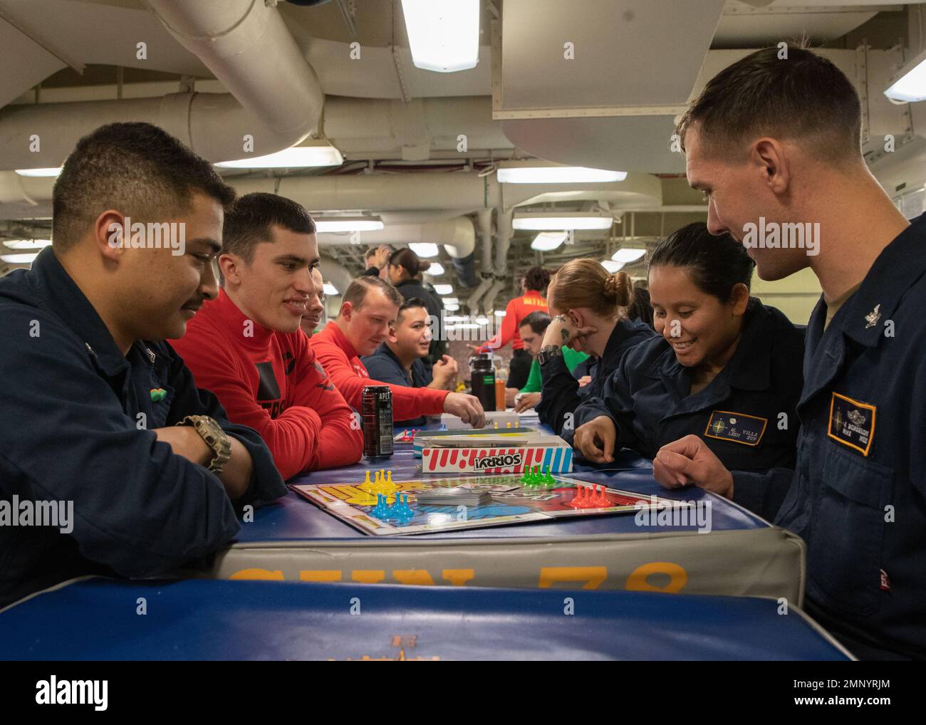 Les marins affectés au premier porte-avions de classe USS Gerald R. Ford (CVN 78) participent à une soirée de jeu organisée par le moral, le mieux-être et les loisirs (MWR) dans la galerie de l'AFT, le 7 octobre 2022. Le groupe de grève des transporteurs Gerald R. Ford (GRFCSG) est déployé dans l’océan Atlantique, menant des activités d’entraînement et des opérations aux côtés des alliés et des partenaires de l’OTAN afin d’améliorer l’intégration des opérations futures et de démontrer l’engagement de la Marine américaine à l’égard d’une région atlantique pacifique, stable et exempte de conflits. Banque D'Images