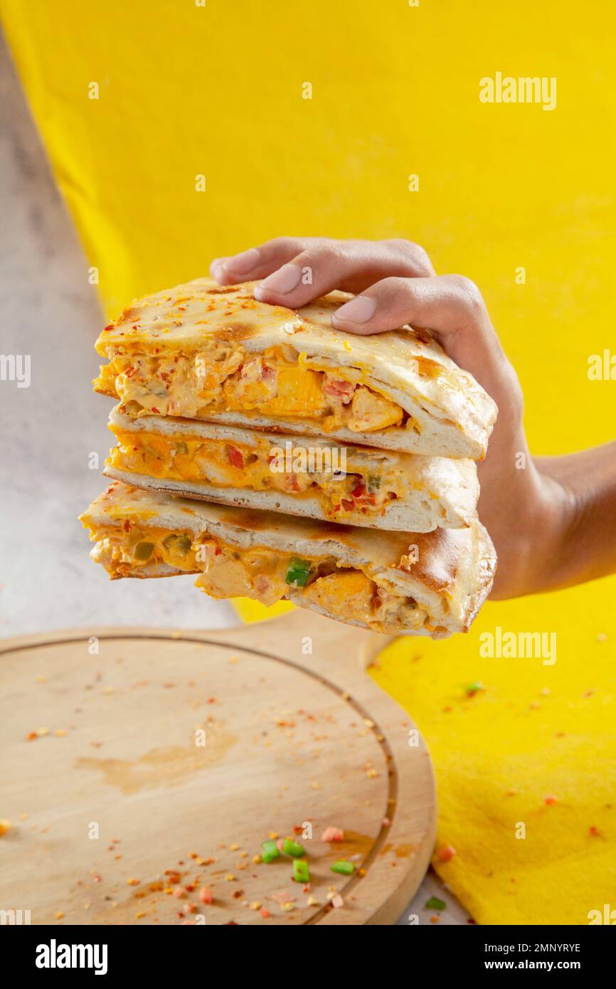 Poulet farci naan au goût marocain avec épices et légumes placés sur une main. Banque D'Images