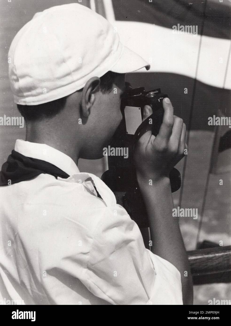 moment vintage / moment amusant vintage / photo vintage / puissance du moment / moments magiques / jeune photographe tenant son appareil photo à un bateau dans le 1960s. Banque D'Images