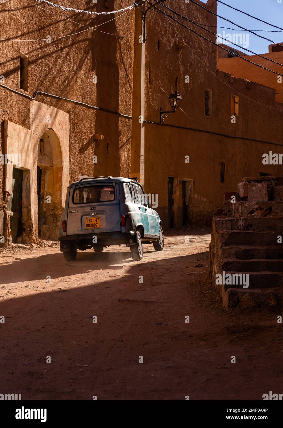 Renault 4L à l'intérieur d'un Ksar, Afrique du Nord, Metlili, Algérie Banque D'Images
