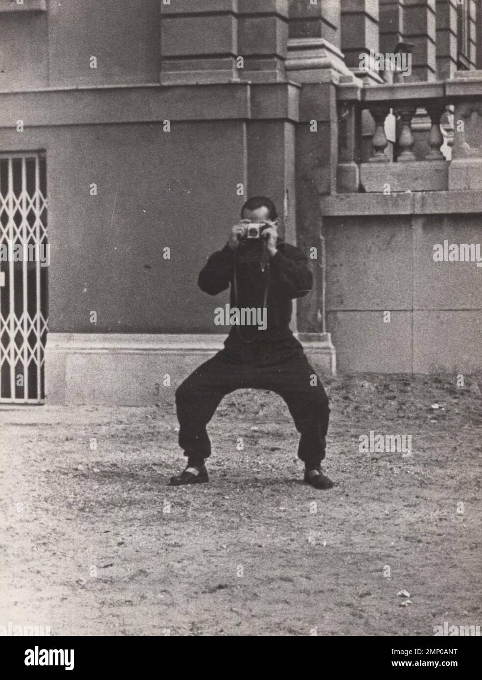 moment vintage / moment amusant vintage / photo vintage / puissance du moment / moments magiques / performance / vintage / photo vintage super rare sur un photographe avec son appareil photo dans une posture d'action. Banque D'Images