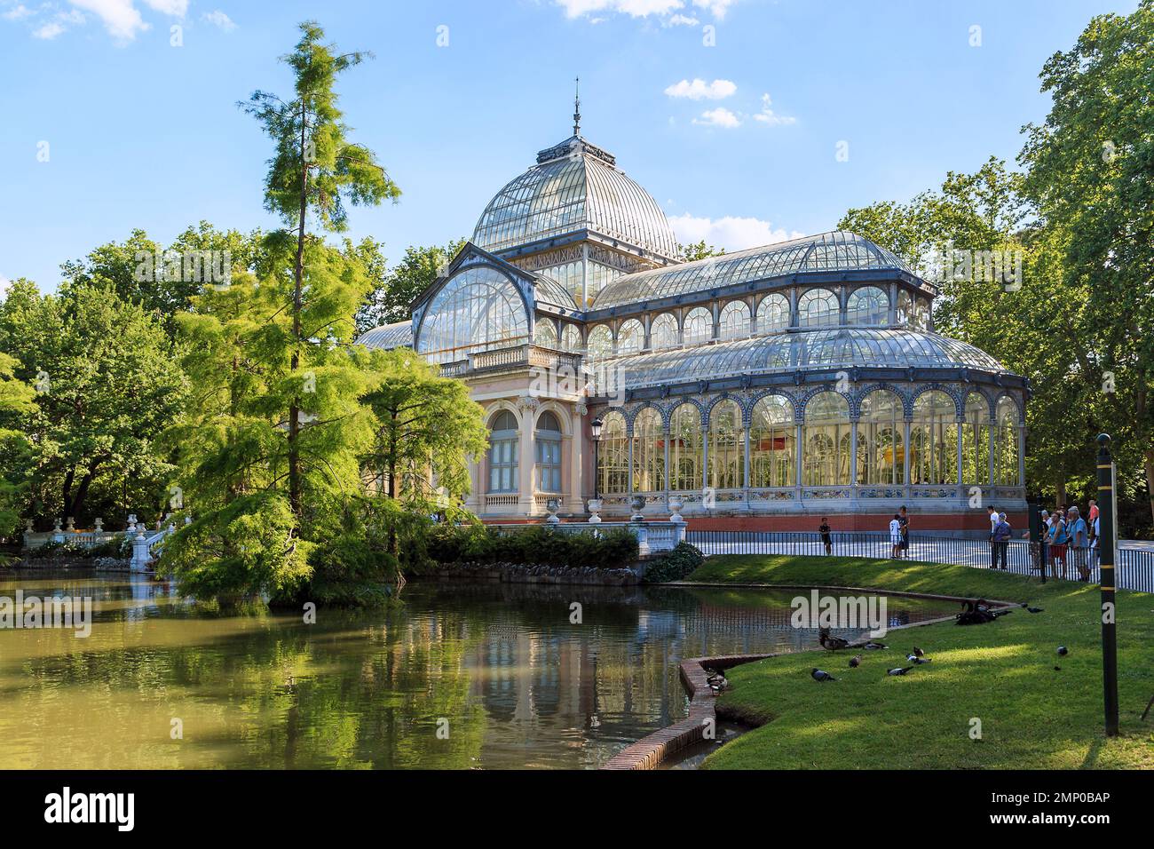 MADRIS, ESPAGNE - 24 MAI 2017 : c'est le Palais de Cristal au centre du parc El Retiro, à côté d'un petit lac artificiel. Banque D'Images