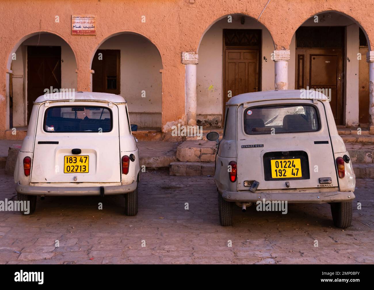 Renault 4L vieilles voitures garées à Ksar El Atteuf, Afrique du Nord, Ghardaia, Algérie Banque D'Images