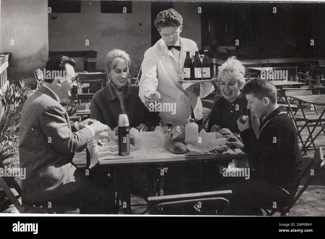 moment vintage / moment amusant vintage / photo vintage / puissance du moment / moments magiques / bière vintage / boisson d'époque / vacances d'époque / famille d'époque / repas d'époque / restaurant / bière servie / uniforme de serveur / café en plein air / hapiness / millésime vintage / pique-nique vintage / 1960s Banque D'Images