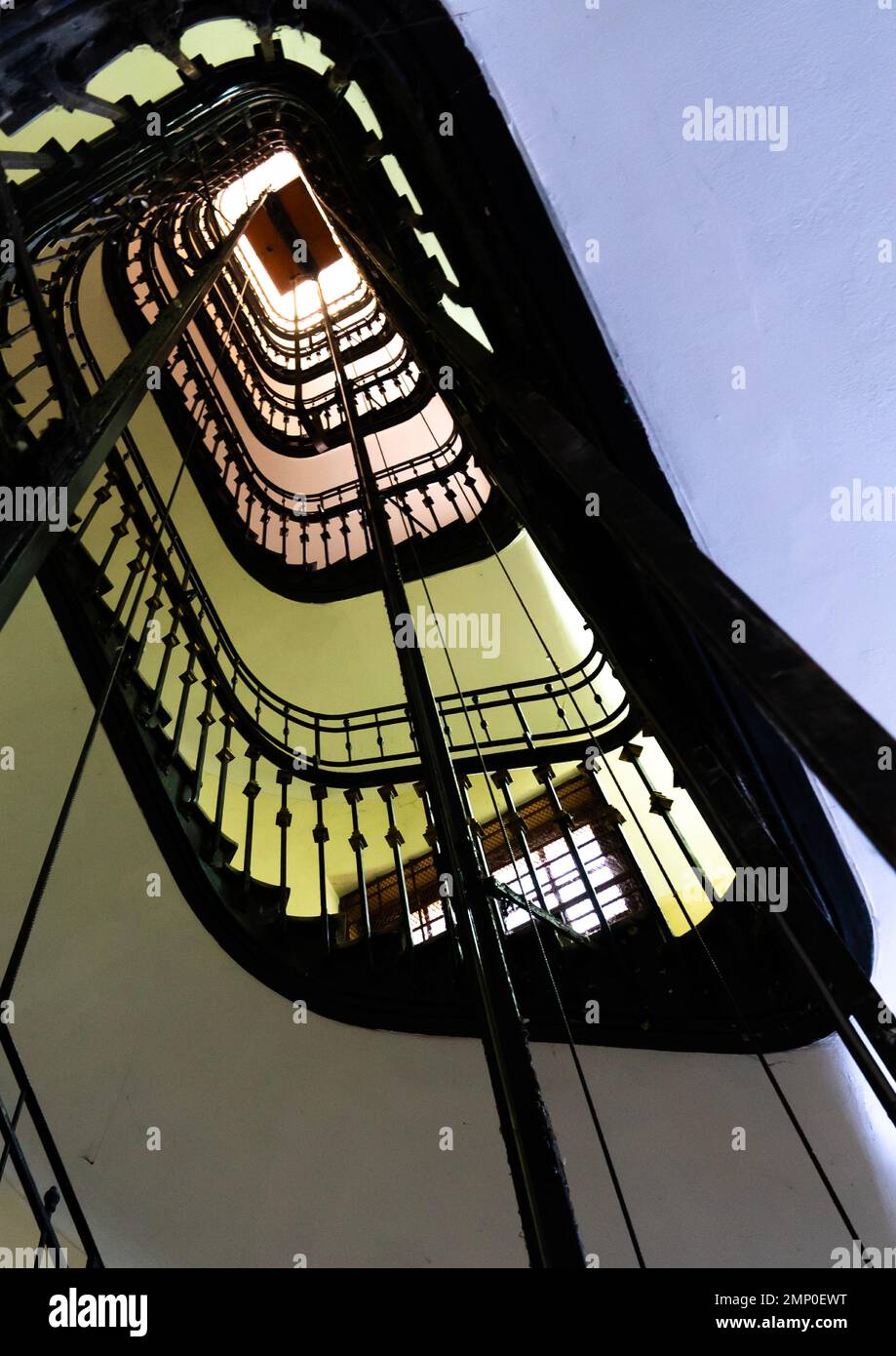 Escaliers dans un ancien bâtiment colonial français, Afrique du Nord, Alger, Algérie Banque D'Images