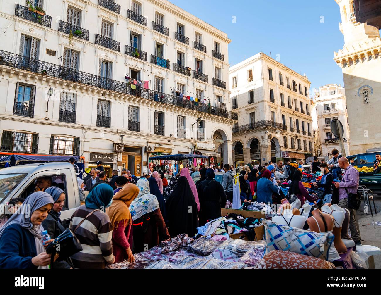 Marché devant les anciens bâtiments coloniaux français, Afrique du Nord, Alger, Algérie Banque D'Images