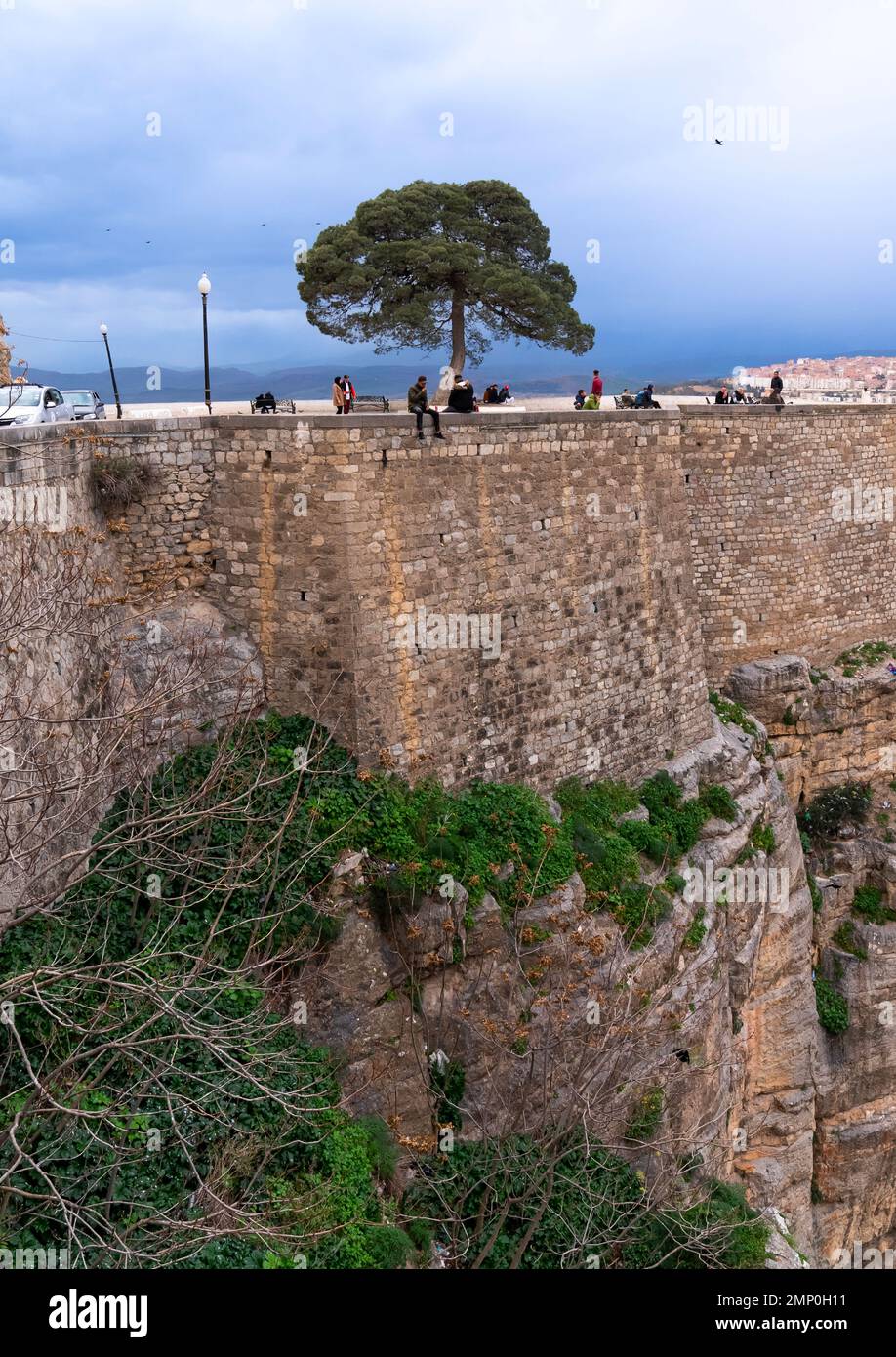 Le peuple algérien s'assoit au bord du canyon, en Afrique du Nord, à Constantine, en Algérie Banque D'Images Le peuple algérien s'assoit au bord du canyon, en Afrique du Nord, à Constantine, en Algérie Banque D'Images