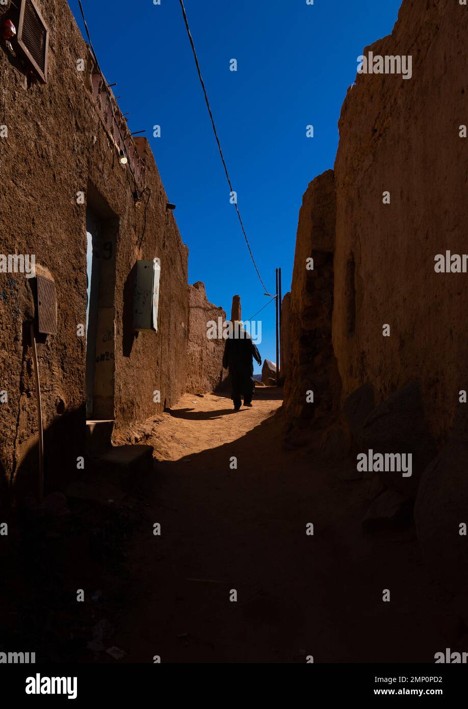 Homme algérien dans la rue de la vieille ville de Ksar Zelouaz, Afrique du Nord, Djanet, Algérie Banque D'Images