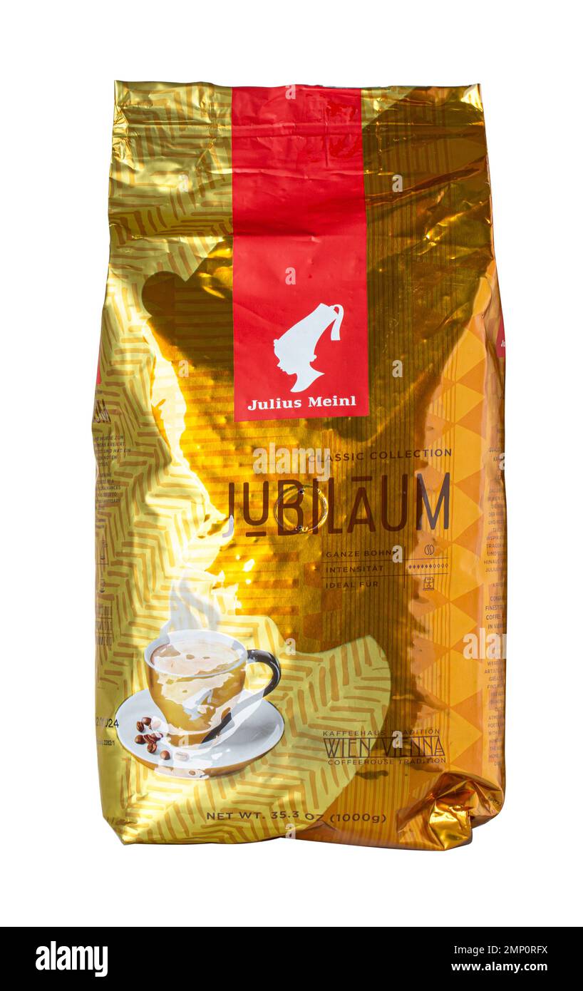 Anapa, Russie - décembre 10, 2022: Un sac de café emballage 1kg, Julius Meinl Caffe Jubilaum grains de café sur un fond isolé. Banque D'Images