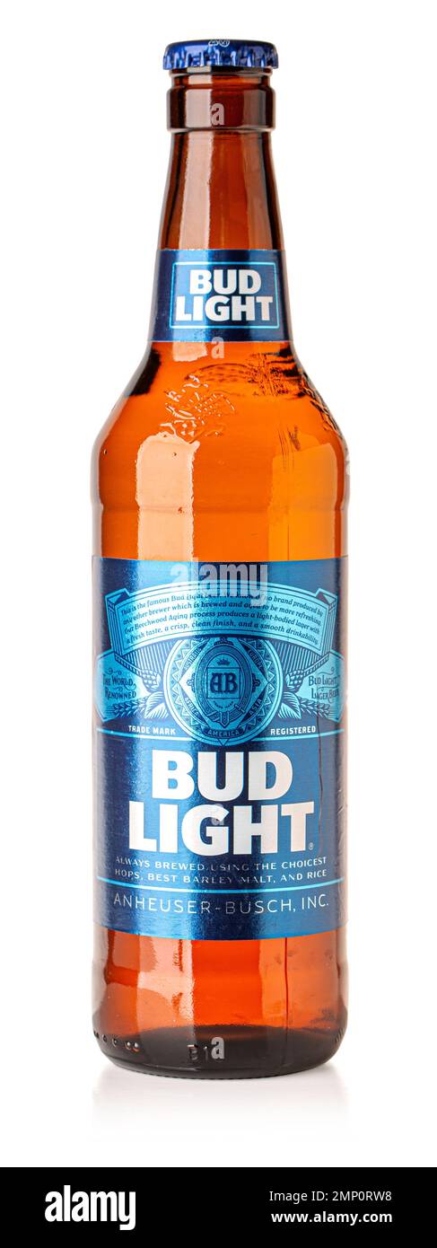 Anapa, Russie 03 janvier 2023: Une bouteille de Bud Light. Bud Light est la bière domestique la plus vendue aux États-Unis. Banque D'Images