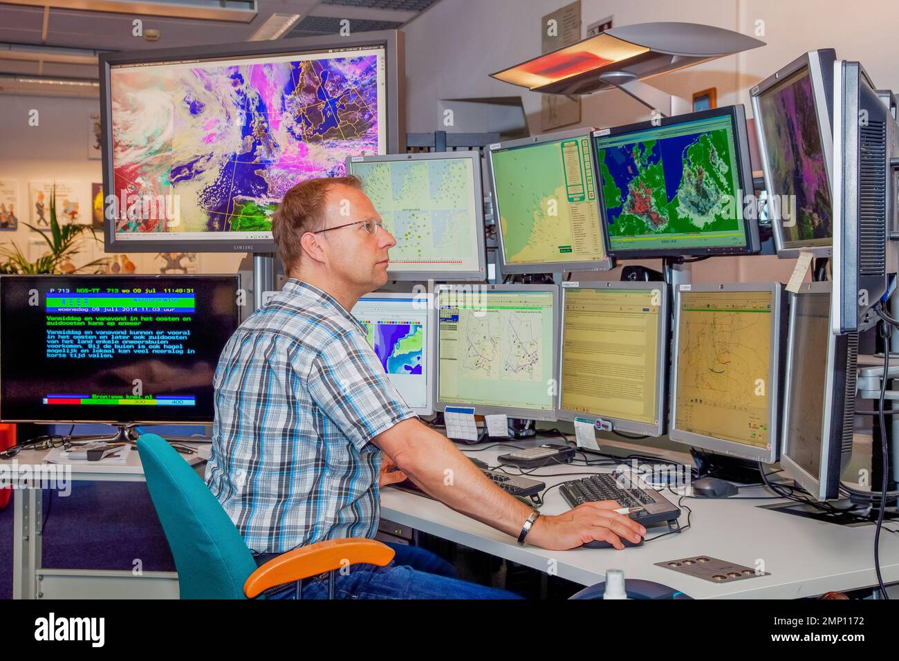 Pays-Bas, le météorologue recueille des données pour une prévision météorologique à l'institut météorologique. KNMI, de Bilt Banque D'Images