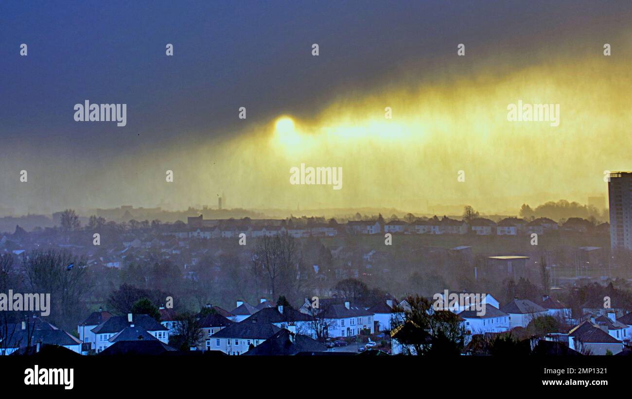 Glasgow, Écosse, Royaume-Uni 31stt janvier 2023. Météo au Royaume-Uni: Froid et humide a vu un coup de tempête dans ce qui a frappé le soleil quand de forts vents ont apporté des averses de neige de traîneau au-dessus de l'extrémité ouest de la ville. Crédit Gerard Ferry/Alay Live News Banque D'Images