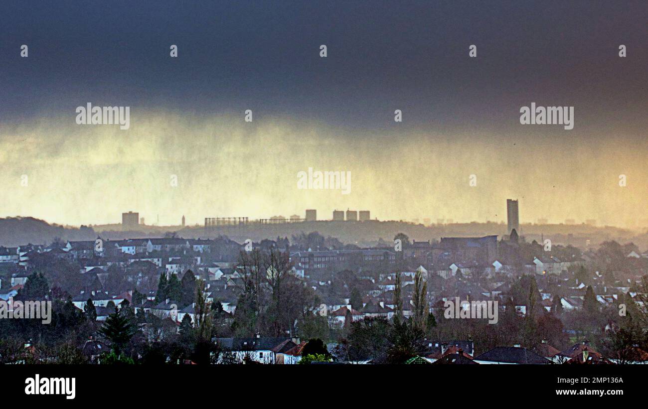 Glasgow, Écosse, Royaume-Uni 31stt janvier 2023. Météo au Royaume-Uni: Froid et humide a vu un coup de tempête dans ce qui a frappé le soleil quand de forts vents ont apporté des averses de neige de traîneau au-dessus de l'extrémité ouest de la ville. Crédit Gerard Ferry/Alay Live News Banque D'Images