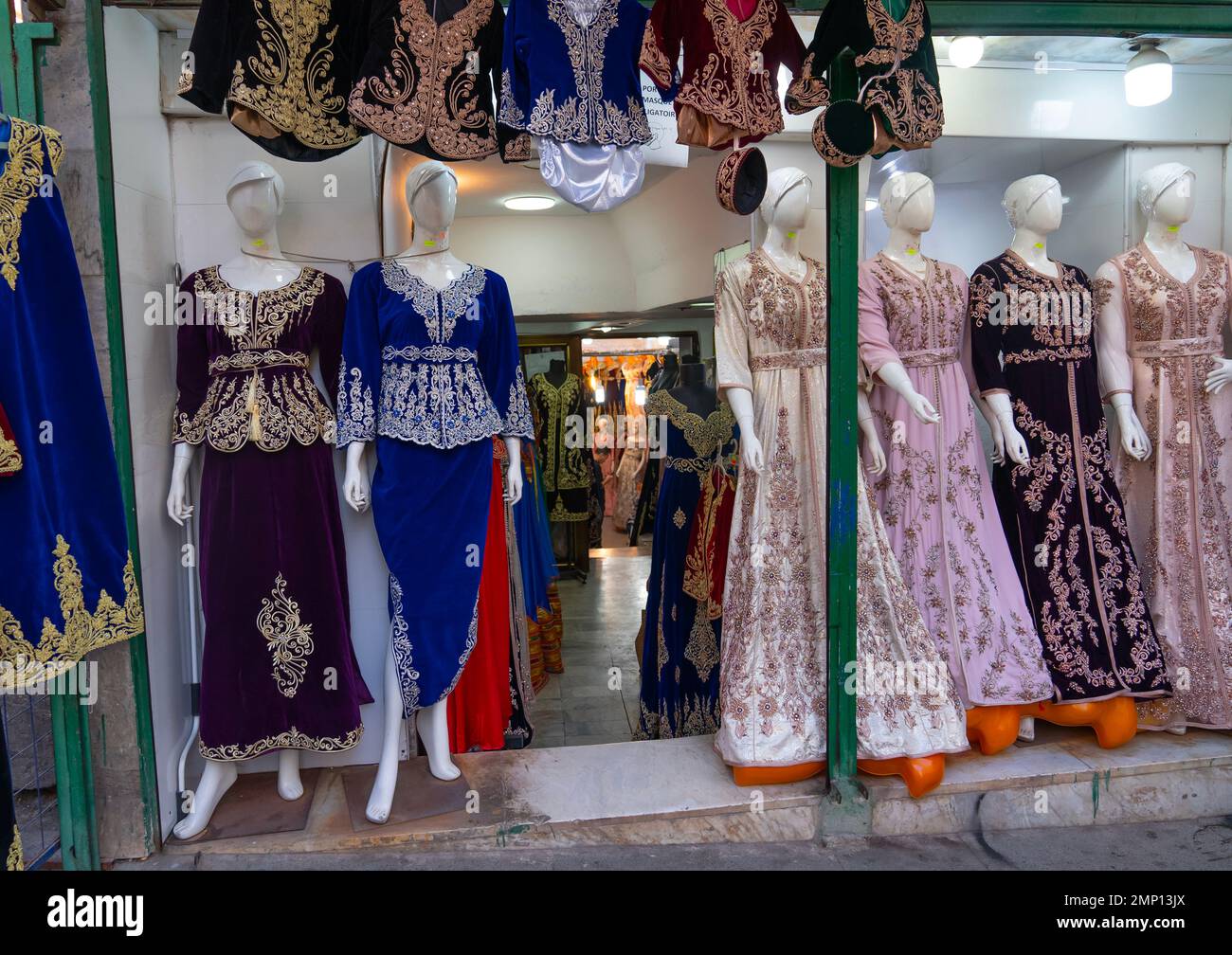 Boutique vendant des robes à broderies, Afrique du Nord, Alger, Algérie  Photo Stock - Alamy