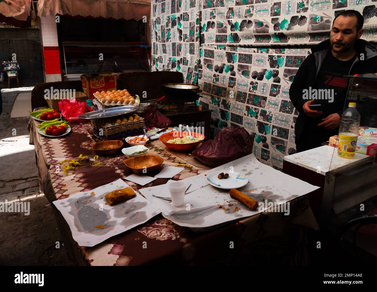 Cuisine de rue à Souk El Ghezel, Afrique du Nord, Constantine, Algérie Banque D'Images