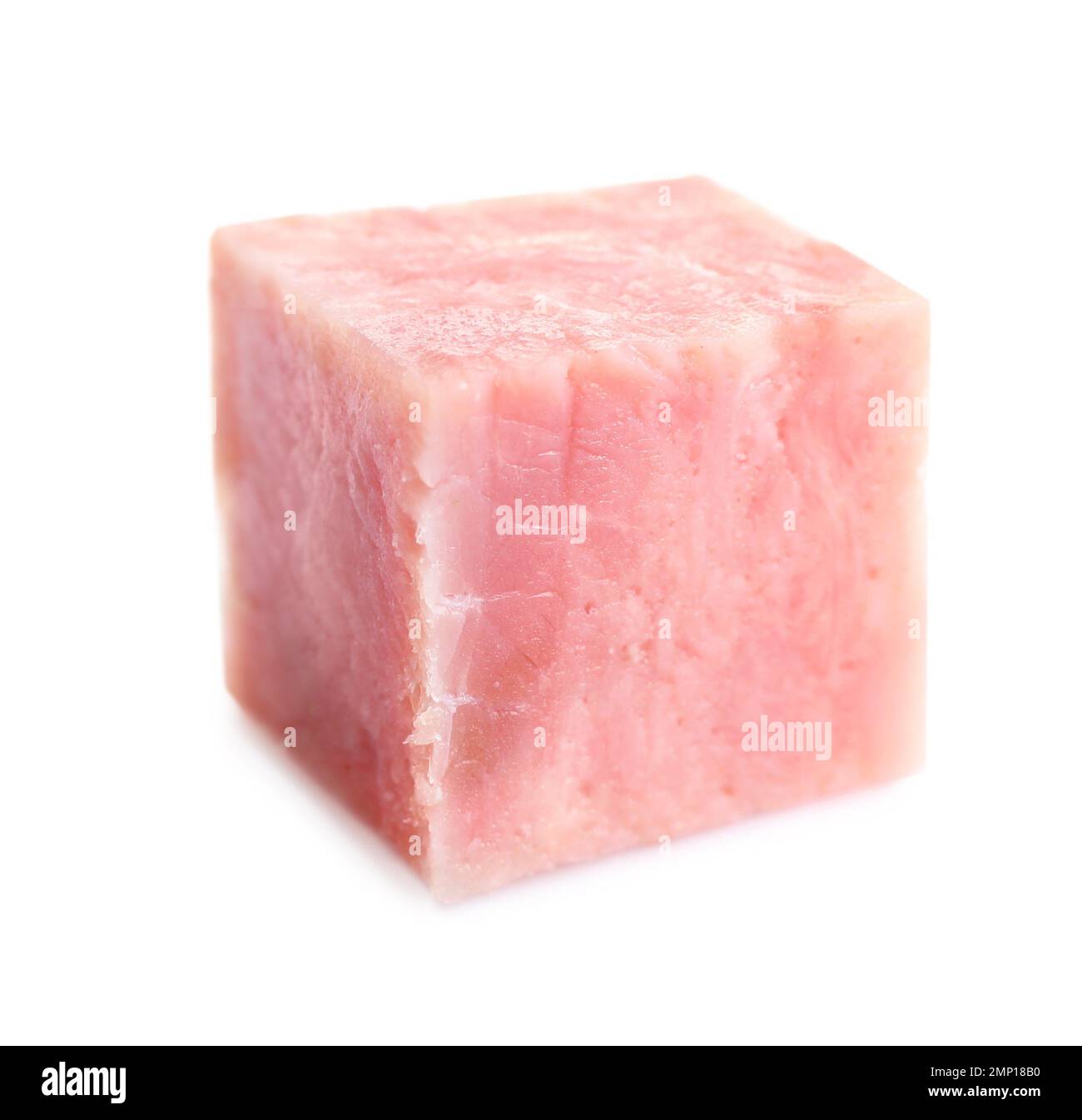 Cube de savoureux jambon frais isolé sur blanc Banque D'Images
