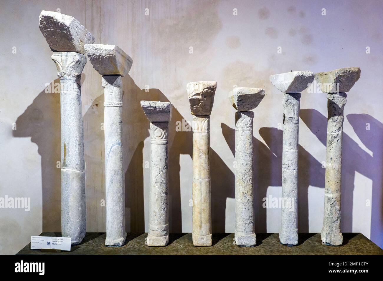 Colonnes et capitales de « béquille » de l'atelier byzantin. 9th siècle, marbre - Galleria Regionale di Palazzo Bellomo, Ortigia - Syracuse, Sicile, Italie Banque D'Images