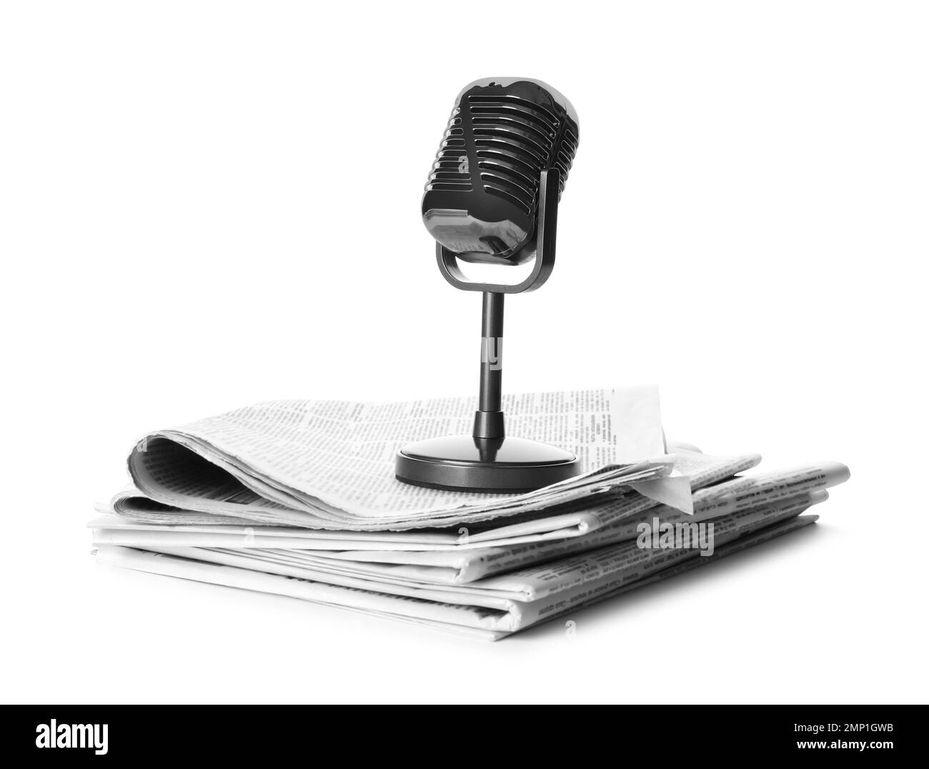 Journaux et microphone vintage isolé sur blanc. Travail de journaliste Banque D'Images