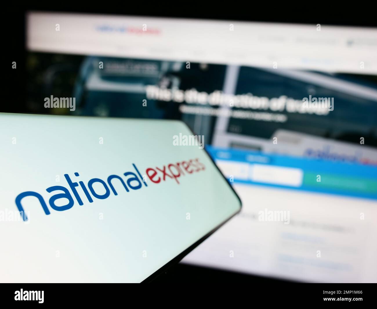 Téléphone portable avec logo de la société britannique National Express Group plc (NX) sur écran en face du site Web de l'entreprise. Mise au point à gauche de l'écran du téléphone. Banque D'Images