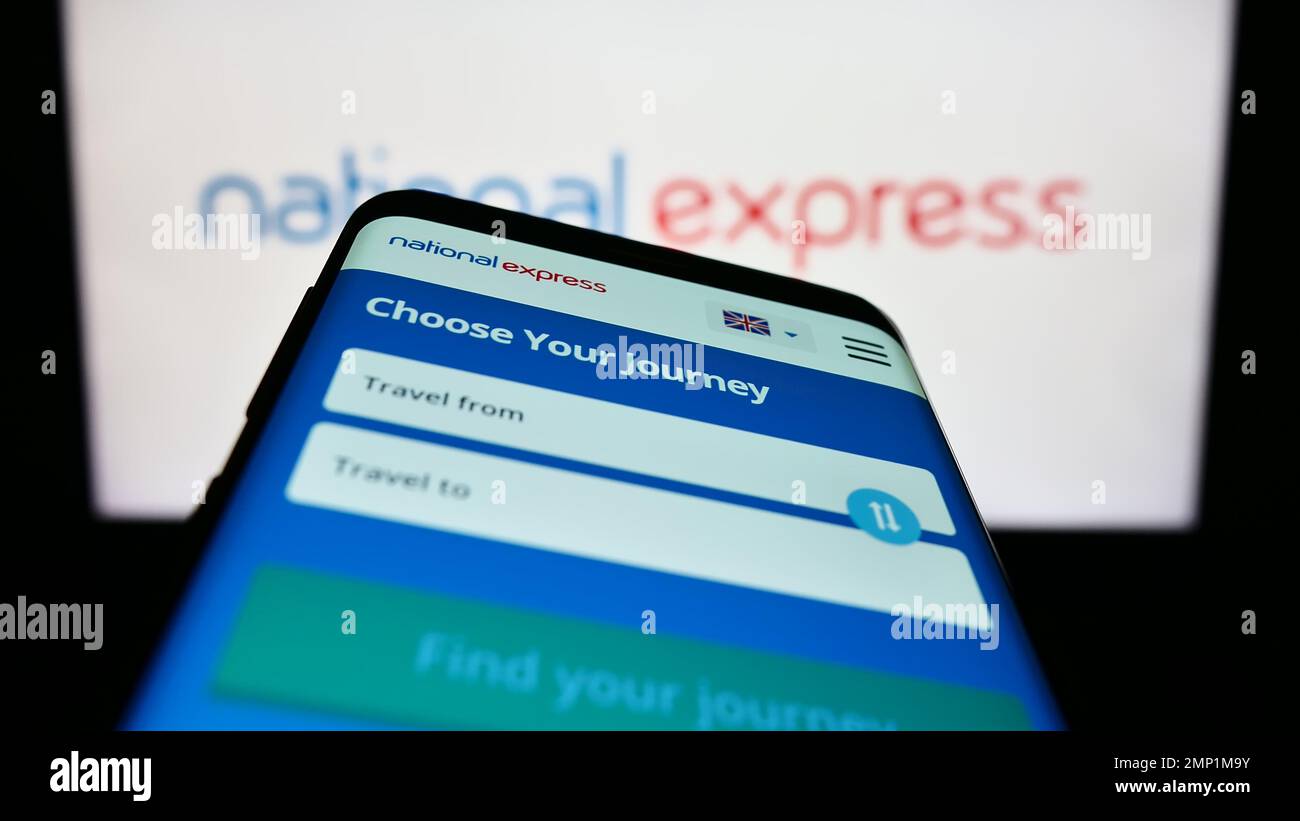 Téléphone mobile avec le site Web de la société britannique National Express Group plc (NX) à l'écran devant le logo. Faites la mise au point dans le coin supérieur gauche de l'écran du téléphone. Banque D'Images