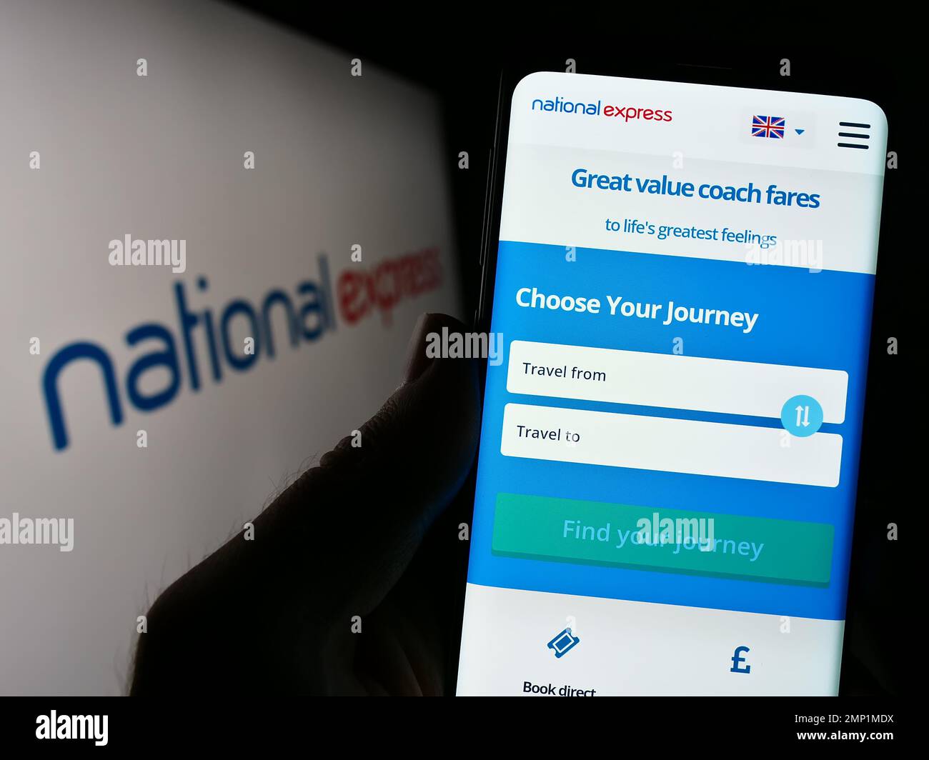 Personne détenant un smartphone avec une page Web de la société britannique National Express Group plc (NX) à l'écran avec logo. Concentrez-vous sur le centre de l'écran du téléphone. Banque D'Images