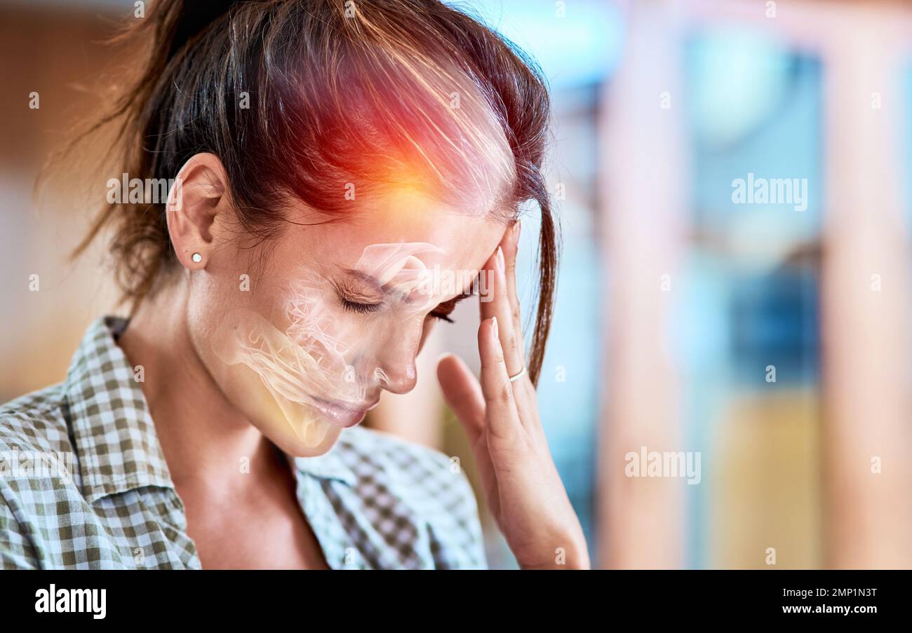 Femme, à la maison et stress maux de tête avec main, tête et douleur avec 3D holographiques overlay pour les soins de santé. Lady, déprimé et dévoré avec malade, frustré Banque D'Images