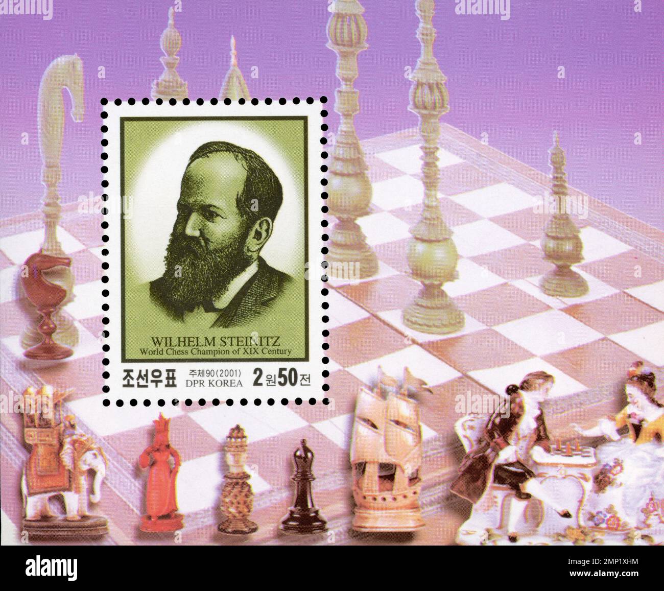 Timbre-poste nord-coréen de 2001 représentant Wilhelm Steinitz, le premier champion du monde officiel d'échecs, sur un fond de pièces d'échecs ornées. Banque D'Images