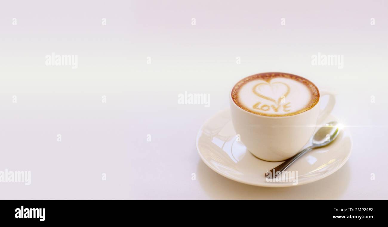 Café, amour et cappuccino avec mockup, fond blanc et placement de produit pour la boisson. Coeur, art latte sur mesure et tasse dans un café créatif Banque D'Images