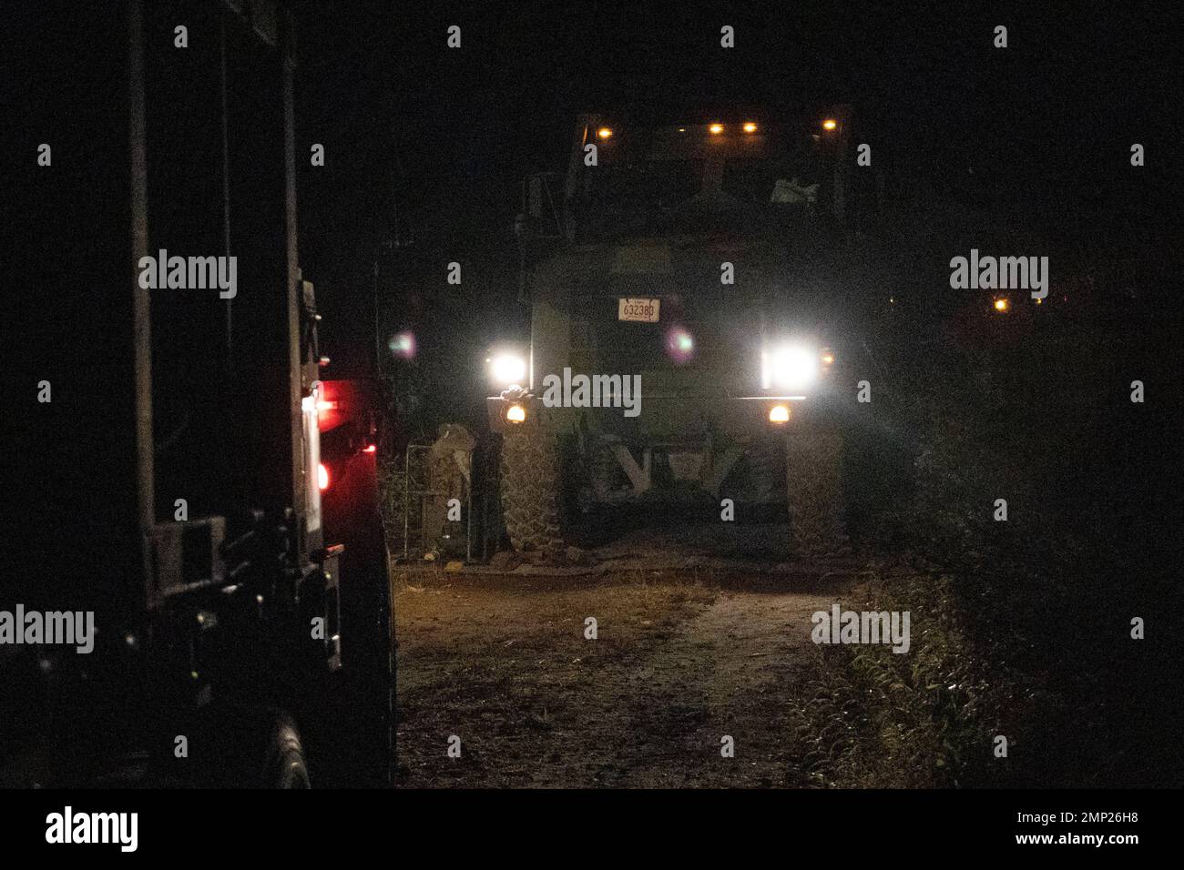 Les Marines des États-Unis, avec le 3D Bataillon des transports, effectuent des opérations de récupération et de ravitaillement en convoi pendant le Resolute Dragon 22 dans la zone de manœuvre de Yusubetsu, Hokkaido, Japon, le 8 octobre 2022. Resolute Dragon 22 est un exercice bilatéral annuel conçu pour renforcer les capacités défensives de l'Alliance États-Unis-Japon en exerçant un commandement et un contrôle intégrés, le ciblage, les armes combinées et la manœuvre sur plusieurs domaines. Banque D'Images