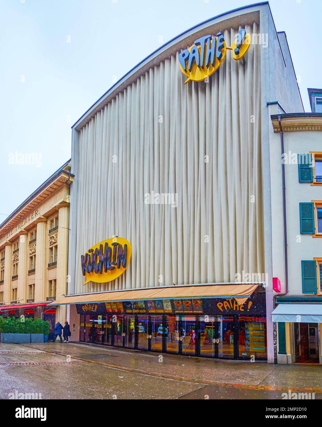 BÂLE, SUISSE - 1 AVRIL 2022 : façade moderne du cinéma Pathe Kuchlin sur la  rue Steinenvorstadt, sur 1 avril à Bâle, Suisse Photo Stock - Alamy