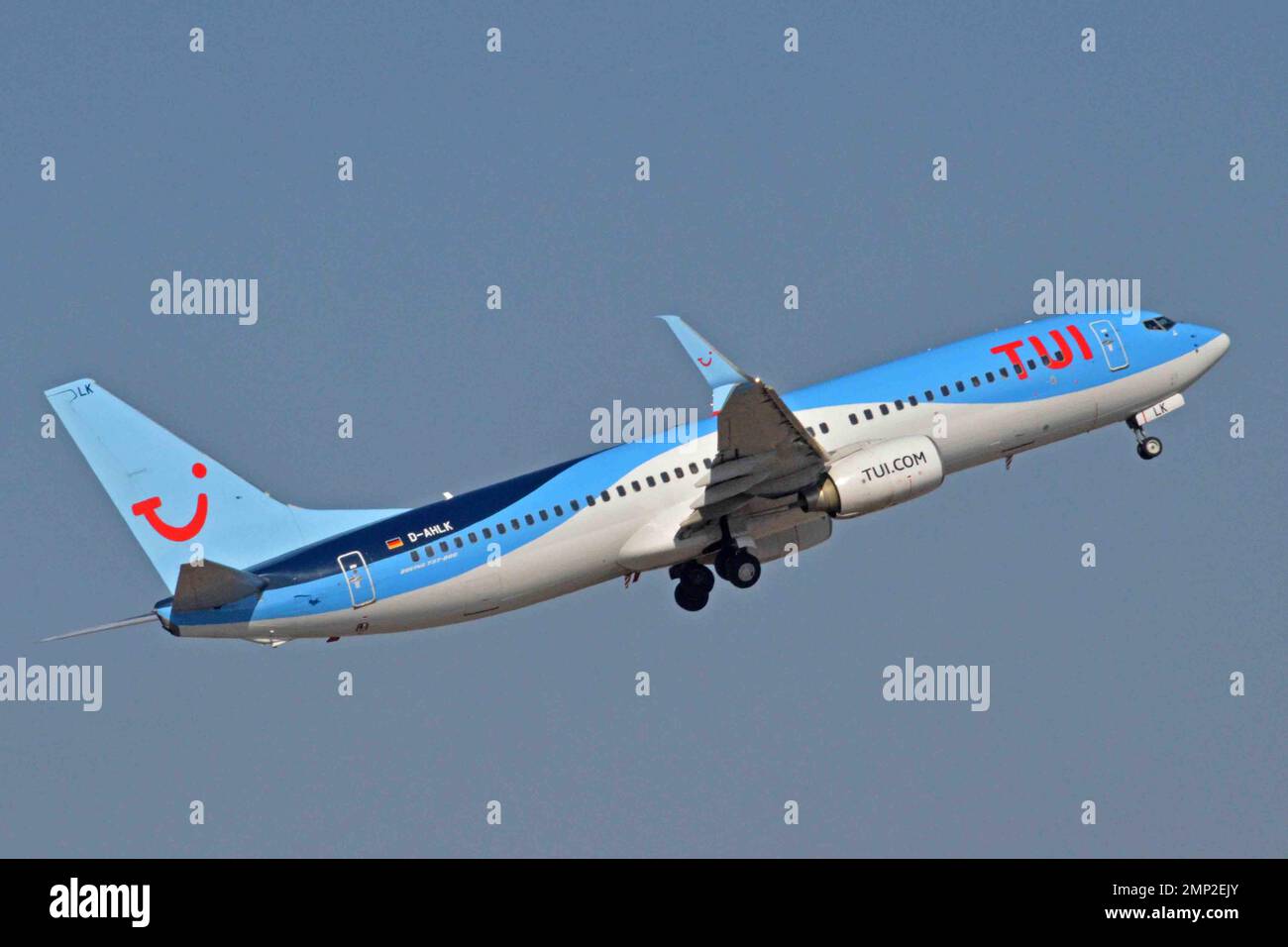 Allemagne, Bavière, Munich: D-AHLK Boeing 737-8K5 (c/n 35143) de TUIfly à l'aéroport Franz Josef Strauss de Munich. Banque D'Images