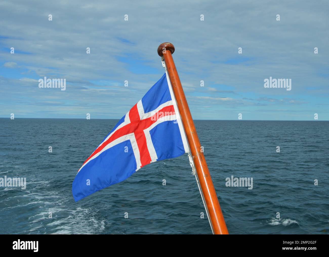 Islande, Húsavik : le drapeau islandais, sur la poupe d'un bateau d'observation des baleines. Banque D'Images