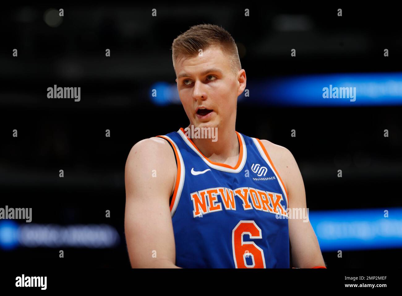 New York Knicks forward Kristaps Porzingis (6) in the second half of an NBA basketball game Thursday, Jan. 25, 2018, in Denver. The Nuggets won 130-118. (AP Photo/David Zalubowski) Banque D'Images
