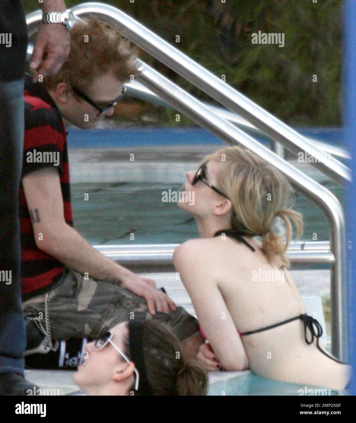 Avril Lavigne et hubby Deryck Whibley commencer la fête en vacances avec le  frère aîné d'avril Matt et sa petite amie. Le foursome a fait des ravages  sur la plage, en buvant