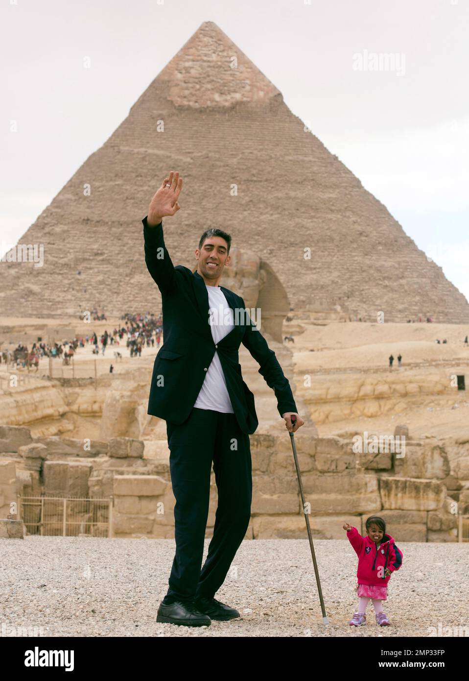 Sultan Kosen, from Turkey, 34, the tallest man on earth according to ...