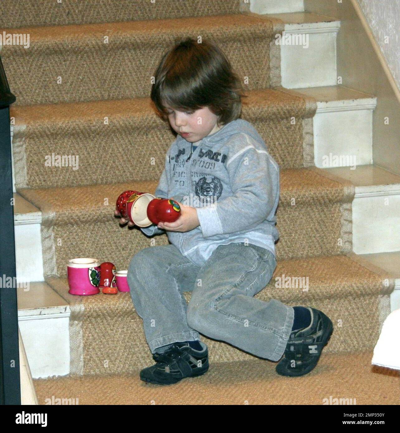 Russell Crowe montre qu'il est un papa à la main lors d'une séance de shopping à LOS Angeles aujourd'hui. Crowe et son épouse, Danielle Spencer, ainsi que deux fils Charlie et Tennyson ont visité The Slider image, suivi de la boutique pour enfants Bonpoint. Parmi les achats, il y avait une grenouille, une poupée russe et un ours en peluche brun. Crowe a gardé un œil sur ses deux fils et a continué aux ramasser et aux embrasser. Beverly Hills, Californie. 2/21/08. Banque D'Images